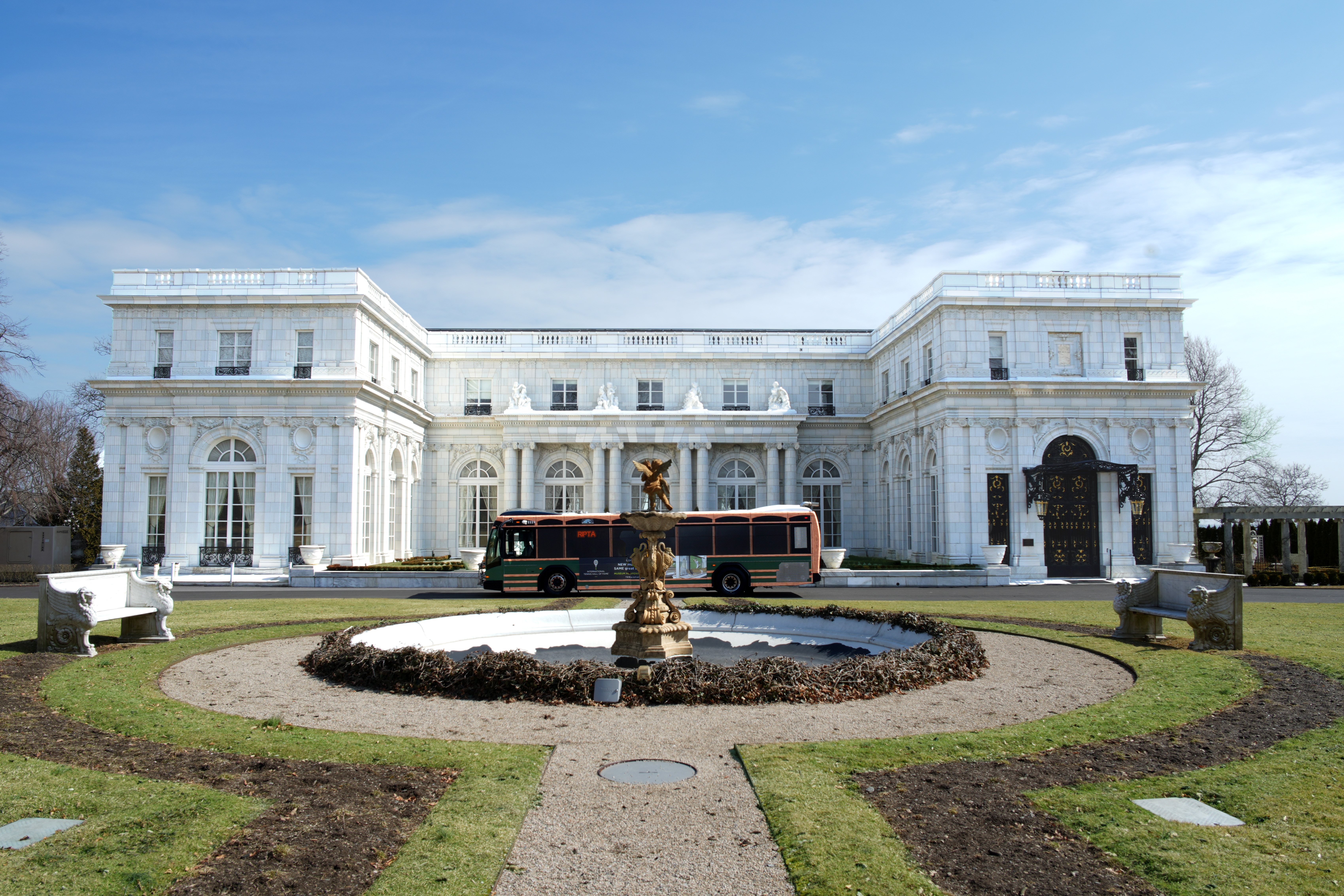 RIPTA bus in front of Rosecliff Mansion